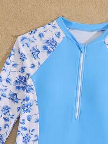SHEIN 少女比基尼套装，浅蓝色纯色底，袖子和侧边饰有花卉印花，半拉链上衣搭配浅蓝色纯色印花泳裤，两件套，时尚休闲优雅，适合游泳、夏季度假、海滩、泳池、节日派对等场合。 - 藍色 - 查看 3