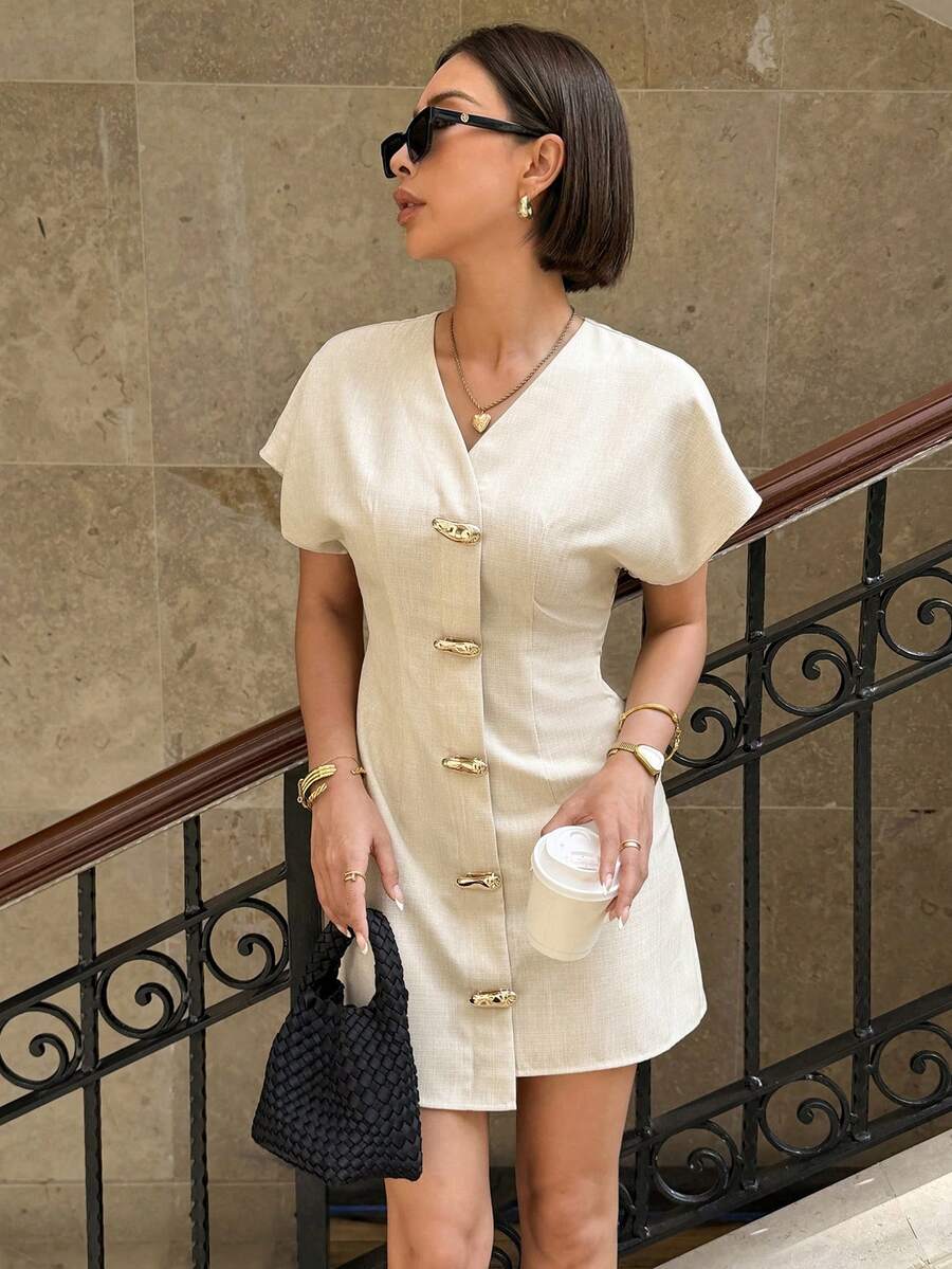 Siren Gaze 女士休闲不对称下摆连衣裙，蝙蝠袖配金属扣，夏季新款 - 杏色 - 查看 1