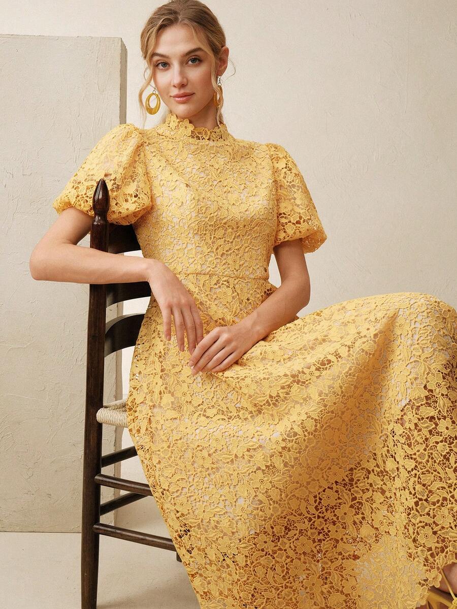 Anewsta 春夏新款镂空水溶蕾丝刺绣修身立领泡泡袖不对称下摆优雅中长连衣裙 - 鵝黃色 - 查看 1