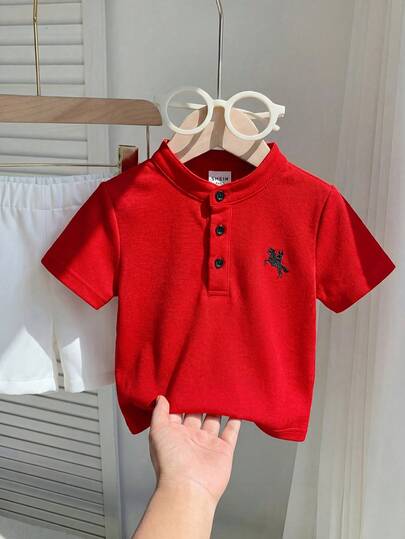 SHEIN Set de 2 piezas de ropa casual y cómoda para bebé niño, con estilo minimalista: Camisa tipo polo de manga corta con cuello rojo y pantalones cortos blancos con cinturón. Conjunto multiusos adecuado para interior, exterior, diario, deportes, fiesta, sesión de fotos, vacaciones, boda, baby shower, bautizo y celebración del 1er cumpleaños, primavera/verano
