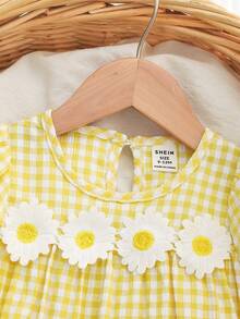 SHEIN 女婴浅黄色格子泡泡袖雏菊荷叶边下摆休闲连衣裙，适合日常穿着，可爱优雅的假日装扮 - 黃色 - 查看 7