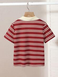 SHEIN Genkimix Kids 这款男童休闲学院风华夫格条纹V领短袖polo衫，适合4-7岁男孩春夏穿着。这款阳光明媚的男童polo衫既适合上学，也适合居家穿着。无论上学还是在家，男孩们都可以穿着这件休闲、舒适又时尚的polo衫。这款上衣百搭，适合男孩们的日常生活和各种聚会场合。让男孩们保持时尚舒适，充满活力和乐趣！ - 酒紅色 - 查看 2