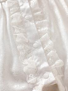 SHEIN 新生儿连体衣，缎面提花精致碎花图案，丝滑缎面面料，蕾丝边饰，短袖长裤款式，适合夏季、派对、度假、外出、拍照等场合，柔软宽松，舒适甜美，优雅大方。 - 白色 - 查看 9