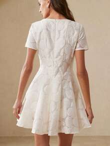 Revavyn 优雅镂空玫瑰花卉波浪下摆修身短袖连衣裙（女款） - 杏色 - 查看 2