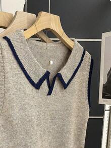 Franclia Áo vest dệt kim màu yến mạch viền đen mới, cổ polo cài nửa khuy, trang trí viền tương phản, dáng ôm, chất liệu dệt kim mềm mại với họa tiết gân mịn, màu yến mạch nhạt tạo vẻ sang trọng và hơi hướng cổ điển, phong cách học viện thoải mái, dễ phối đồ cho trang phục hàng ngày. - Màu Khaki - Xem 9