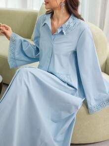 SHEIN Najma 女士长袖衬衫，花卉领，蕾丝边口袋，喇叭下摆，阿拉伯长袍风格 - 藍色 - 查看 1