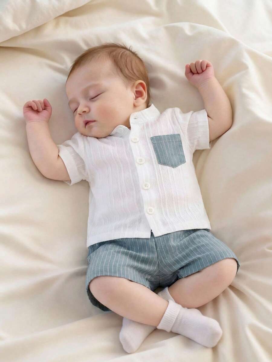 SHEIN Bộ đồ hè đơn giản và tươi mới cho bé trai sơ sinh 3T, áo sơ mi trắng cài cúc phía trước với vải kẻ sọc dọc xanh trắng, túi ngực, tay ngắn + quần short kẻ sọc dọc xanh trắng, bộ đồ thường ngày cho hoạt động ngoài trời.