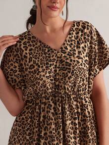 SHEIN VCAY 大码女式新款豹纹V领短袖单排扣A字连衣裙，优雅办公室宽松迷你连衣裙 - 棕色 - 查看 9