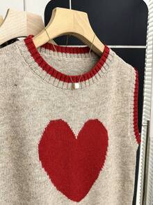 SHEIN Franclia 新款燕麦色撞色爱心针织背心，圆领配红色滚边，宽松版型，柔软针织面料，撞色爱心提花图案，无袖设计，青春甜美风，复古爱心元素，适合春季叠穿、校园、约会、日常穿着，百搭单品，爱心元素增添活力，撞色吸睛，宽松版型修身，展现韩系软妹风的慵懒气质，内搭衬衫更添甜美，搭配百褶裙打造甜美造型，或搭配牛仔裤打造甜中带酷的混搭风。 - 彩色 - 查看 7