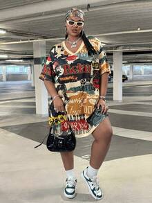 SHEIN CURVE+ 大码女式V领短袖宽松休闲针织迷你连衣裙，Y2K风格街头风，复古海报图案，返校季，运动季 - 彩色 - 查看 5