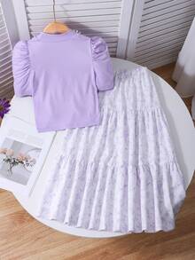 SHEIN Sparklyn Bộ đồ mùa hè, phong cách Bohemian, mềm mại, dành cho bé gái tuổi teen gồm áo thun ngắn tay màu trơn đính ngọc trai giả và chân váy xếp ly in hoa, màu tím nhạt, 2 món, váy trẻ em màu tím hoa cà, váy bé gái màu tím pastel, váy trẻ em màu oải hương. - Màu tím - Xem 3