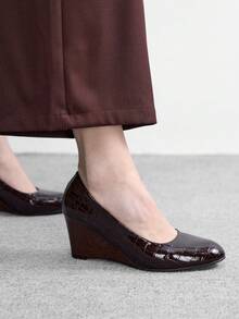CUCCOO BIZCHIC Giày cao gót đế xuồng bằng da bóng họa tiết da cá sấu màu nâu, kiểu dáng retro thời trang và đa năng, thích hợp cho việc đi làm vào mùa xuân. - Cá sấu nâu - Xem 5