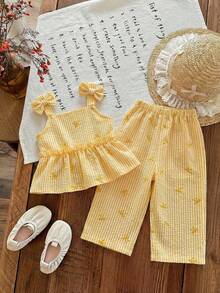 SHEIN LMoss Kids Bộ đồ mùa hè dễ thương cho bé gái gồm áo hai dây kẻ sọc hồng và quần cạp chun, bộ đồ hai mảnh màu vàng chanh cho bé gái, bộ đồ kẻ caro vàng, bộ đồ màu vàng cho bé gái, bộ đồ màu vàng cho bé. - Màu vàng - Xem 5