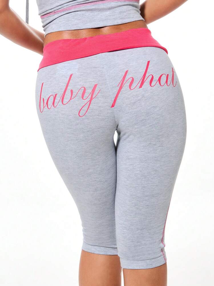 BABYPHAT Graue Capri-Leggings im Skriptdesign mit hochrotem Umschlagbund, Mitteltaille, Crop Athleisure Hose