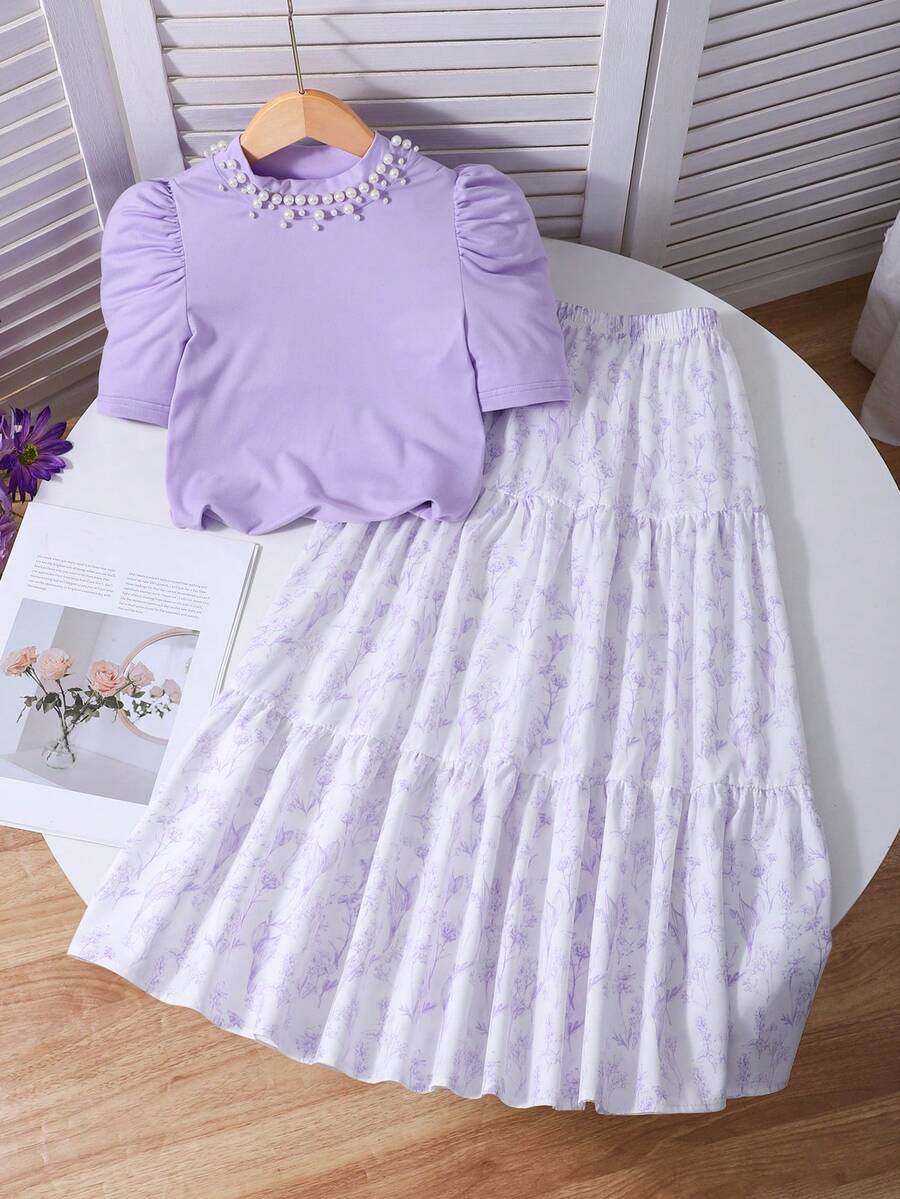 SHEIN Sparklyn Bộ đồ mùa hè, phong cách Bohemian, mềm mại, dành cho bé gái tuổi teen gồm áo thun ngắn tay màu trơn đính ngọc trai giả và chân váy xếp ly in hoa, màu tím nhạt, 2 món, váy trẻ em màu tím hoa cà, váy bé gái màu tím pastel, váy trẻ em màu oải hương.