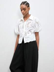 Maija Élégante blouse à manches mi-longues blanches pour femmes avec boutons, découpes et ourlet festonné. Blouse à manches bouffantes. Blouses pour femmes à manches courtes pour l'été. Blouse à œillets, vacances - Blanc - Voir 4