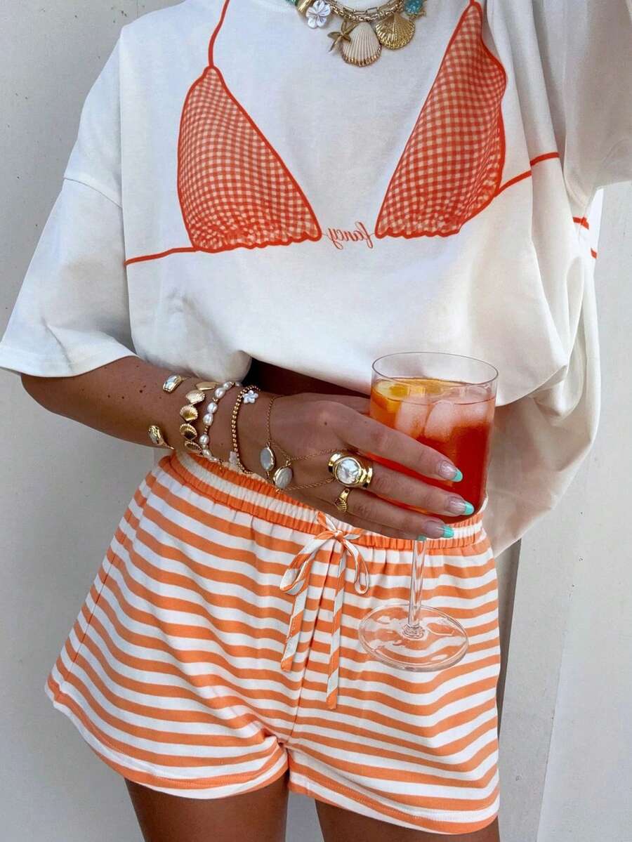 EMERY ROSE Bộ đồ hè hai mảnh này bao gồm một áo thun ngắn tay cổ tròn in họa tiết và quần short kẻ sọc, hoàn hảo cho những kỳ nghỉ thư giãn, mặc hàng ngày, hẹn hò hoặc đi biển. Đây cũng là một món quà tuyệt vời dành cho gia đình và bạn bè. - Nhiều màu - Xem 1