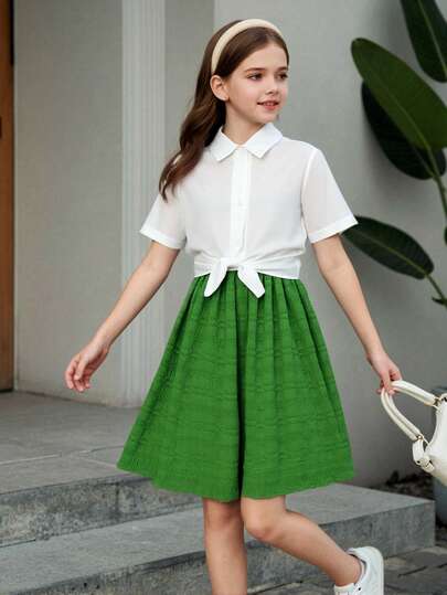 Set de 2 piezas de vestido casual de verano para niñas, que incluye 1 vestido verde de cuello en V con textura y longitud hasta la rodilla, y 1 camisa blanca de manga corta con cuello y dobladillo con lazo, adecuado para uso diario y compras