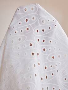 CLARA VERO 白色镂空刺绣V领上衣和高腰短裤套装：修身腰部设计，宽松短裤下摆，是夏季野餐或度假的完美之选。采用无弹力涤纶刺绣面料，配有泡泡长袖、深V领前袋和隐形侧拉链。 - 白色 - 查看 2