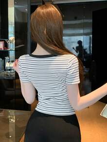 DAZY Áo thun nữ dáng ôm, cổ tròn, tay ngắn, cài nửa cúc phía trước, họa tiết sọc tương phản, thích hợp mặc đi làm hàng ngày, mùa hè. - Đen và trắng - Xem 4