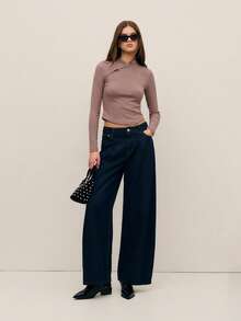 Nöista 这款优雅的罗纹针织上衣采用修身剪裁和不对称领口设计，饰以撞色滚边和金属纽扣。精致而充满女性魅力，是优雅装扮、派对造型和节日晚宴的理想之选。 - 淺灰紫 - 查看 5