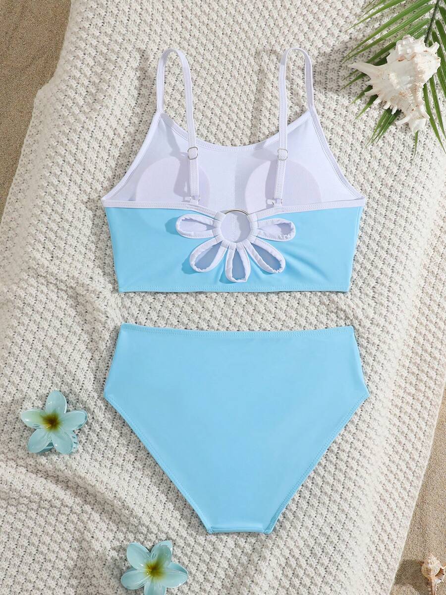 SHEIN 浅蓝色休闲度假风女童吊带泳衣,花瓣形露背设计,白色滚边镂空,采用弹性面料制成。适合夏季度假、海滩游泳、海滩派对、游泳池、聚会、溪流、嘉年华、假日、温泉等场合。天蓝色女童泳衣,高腰设计,饰有蓝色雏菊蝴蝶结。蝴蝶结泳衣,天蓝色女童泳衣,蓝色雏菊女童泳衣,高腰蓝色泳衣,蝴蝶结泳衣,适合少女穿着。 - 藍色 - 查看 1