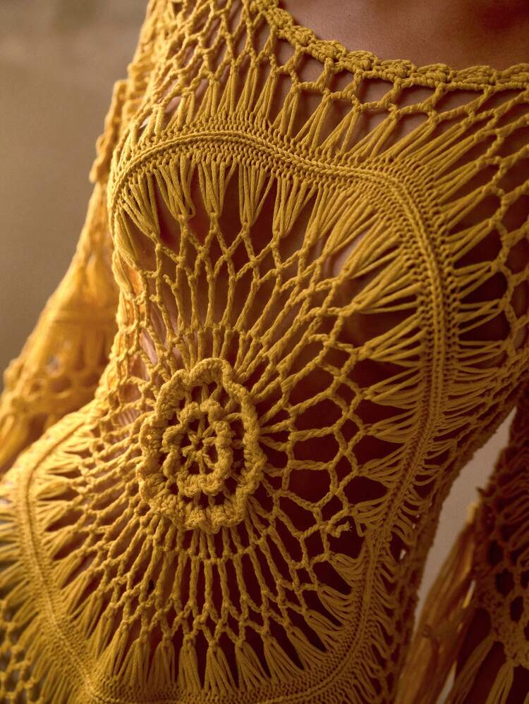 VESTIDO MINI BOÊMIO DE FÉRIAS COM BORDADO FLORAL NO CENTRO DA GOLA EM U, MANGAS 3/4 E FRANJAS, FEITO À MÃO EM CROCHÊ