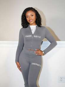 Steph T 女士2入組休閒基礎款高彈性修身長袖拉鍊上衣和長褲套裝，帶字印花 - 灰色 - 查看 1