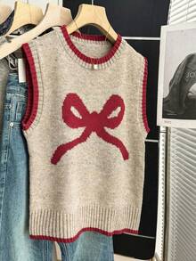SHEIN Franclia 新款燕麦色撞色爱心针织背心，圆领配红色滚边，宽松版型，柔软针织面料，撞色爱心提花图案，无袖设计，青春甜美风，复古爱心元素，适合春季叠穿、校园、约会、日常穿着，百搭单品，爱心元素增添活力，撞色吸睛，宽松版型修身，展现韩系软妹风的慵懒气质，内搭衬衫更添甜美，搭配百褶裙打造甜美造型，或搭配牛仔裤打造甜中带酷的混搭风。 - 卡其色 - 查看 8