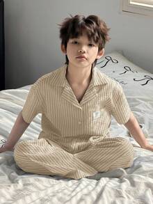 DAZY 男童条纹字母印花短袖衬衫长裤睡衣套装，适合春、夏、秋季穿着。 - 卡其色 - 查看 2