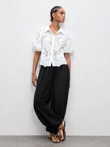 Maija Élégante blouse à manches mi-longues blanches pour femmes avec boutons, découpes et ourlet festonné. Blouse à manches bouffantes. Blouses pour femmes à manches courtes pour l'été. Blouse à œillets, vacances - Blanc - Voir 9