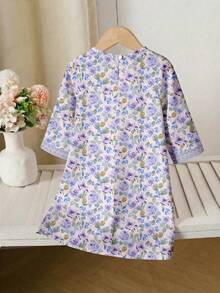 SHEIN DRMZ 女童火烈鸟印花长袖连衣裙，度假风；秋季女童粉色花卉阿拉伯长袍，优雅花卉领，休闲简约传统长袖阿拉伯连衣裙，适合春夏穿着；优雅端庄的长袖连衣裙，祈祷长袍，舒适休闲，度假风；端庄的卡夫坦长袍；儿童阿拉伯长袍；女童巴基斯坦传统长袍 - 彩色 - 查看 6