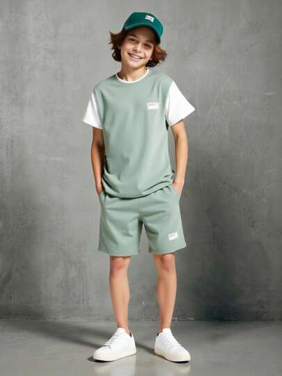 SHEIN Casuvi Kids Conjunto de 2 piezas para niños adolescentes en verano, la parte superior es una camiseta de cuello redondo de manga corta en tejido de punto verde claro texturizado, combinada con mangas contrastantes blancas, la parte delantera tiene un parche con eslogan contrastante, la Bottom son pantalones cortos deportivos a rayas contrastantes con parche con eslogan, conjunto casual deportivo adecuado para uso diario, vacaciones, deportes, escuela, festivales