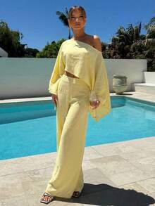 Aloruh 两件套女士飘逸单肩披肩袖露脐上衣和简约长裤套装 - 黃色 - 查看 4