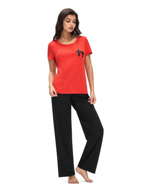 SHEIN Conjunto de pijama para mujer, con una camiseta corta roja como base, con un diseño de cruz puntiaguda inspirado en lo gótico con detalles de corazón, que ayuda a optimizar la proporción de la figura; los pantalones largos negros con un diseño minimalista equilibran la tensión estilística de la parte superior, logrando un equilibrio entre la estética oscura de nicho y la usabilidad diaria.