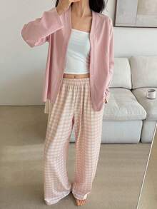 DAZY Bộ đồ ngủ nữ gồm áo khoác cardigan màu trơn và quần pajama kẻ caro. - Màu Hồng  San hô - Xem 6