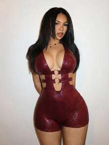 Slaydiva Bộ jumpsuit ngắn nữ phong cách đường phố Y2K mùa Xuân/Hè mới, màu đen ôm sát, chất liệu vải PU có họa tiết kim loại, cổ yếm khoét rỗng, gợi cảm. Thích hợp cho Ngày Valentine, hẹn hò, tiệc tùng, tụ họp, ngày lễ, buổi hòa nhạc, câu lạc bộ gợi cảm, hộp đêm, đi chơi hàng ngày, năm mới, vui chơi, trang phục ăn sáng muộn, cô nàng nóng bỏng, kỳ nghỉ. Trang phục du lịch sân bay, thời trang đường phố, Y2K. - Màu Đỏ Sâu - Xem 4