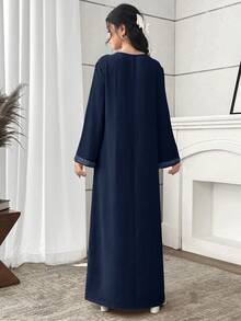 SHEIN Đầm maxi dài tay cổ chữ V màu xanh hải quân trơn cho bé gái, kiểu dáng thường ngày, họa tiết bướm, viền ruy băng vàng, thích hợp cho kỳ nghỉ, phong cách Ả Rập, dáng rộng, mùa xuân thu, mặc hàng ngày, đầm maxi kiểu Jalabiya Ả Rập. - Màu xanh hải quân - Xem 2
