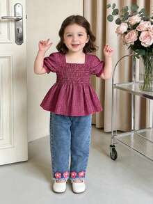 SHEIN 两件套女童休闲可爱格子衬衫和T恤，宽松版型，搭配复古水洗蓝色牛仔裤，裤脚毛边饰有黄色花卉刺绣，修身剪裁，面料柔软舒适，打造时尚街头风穿搭 - 彩色 - 查看 4