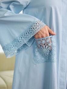 SHEIN Najma 女士长袖衬衫，花卉领，蕾丝边口袋，喇叭下摆，阿拉伯长袍风格 - 藍色 - 查看 2