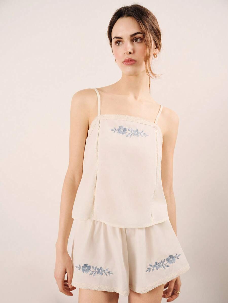 lacRébo Conjunto de pijama vintage de dos piezas en color crema con bordado floral celeste y adornos de encaje, en estilo lindo - Blanco - Ver 1