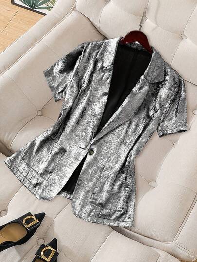 GlowEve CURVE Blazer de manga corta con textura de tela con revestimiento plateado brillante para mujeres de talla grande, moda de principios de primavera