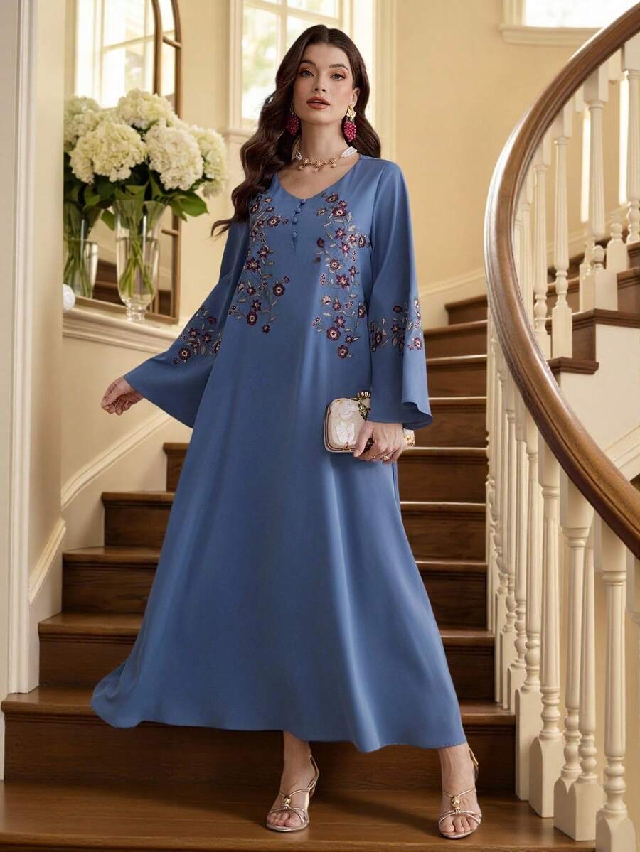 Al Najma 女士优雅花卉刺绣V领喇叭袖阿拉伯风格连衣裙，秋季 - 藍色 - 查看 1
