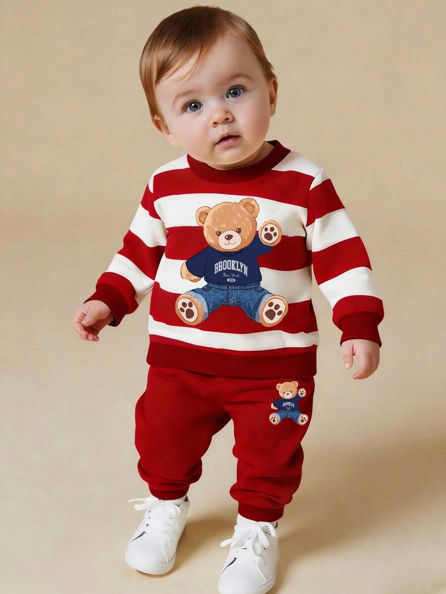 SHEIN Playful Pals 两件套幼儿男童休闲时尚学院风卫衣套装。采用可爱的条纹小熊图案设计，舒适的圆领长袖卫衣搭配运动裤，适合春秋季穿着。轻盈舒适，是返校、休闲外出、户外野餐、街头摄影、校园活动、节日庆典以及送礼的理想之选。