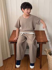 Dazy Kids Bộ đồ thường ngày cho bé trai, gồm áo thun tay ngắn raglan màu trơn và quần ống đứng có dây rút eo, thích hợp cho mùa xuân, hè và thu. - Màu Khaki - Xem 4
