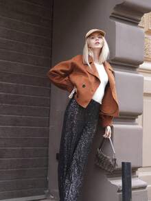 ORNATELLA 女士秋冬棕色短款修身优雅下摆和袖口条纹双排扣翻领双面羊毛大衣 - 卡其色 - 查看 4