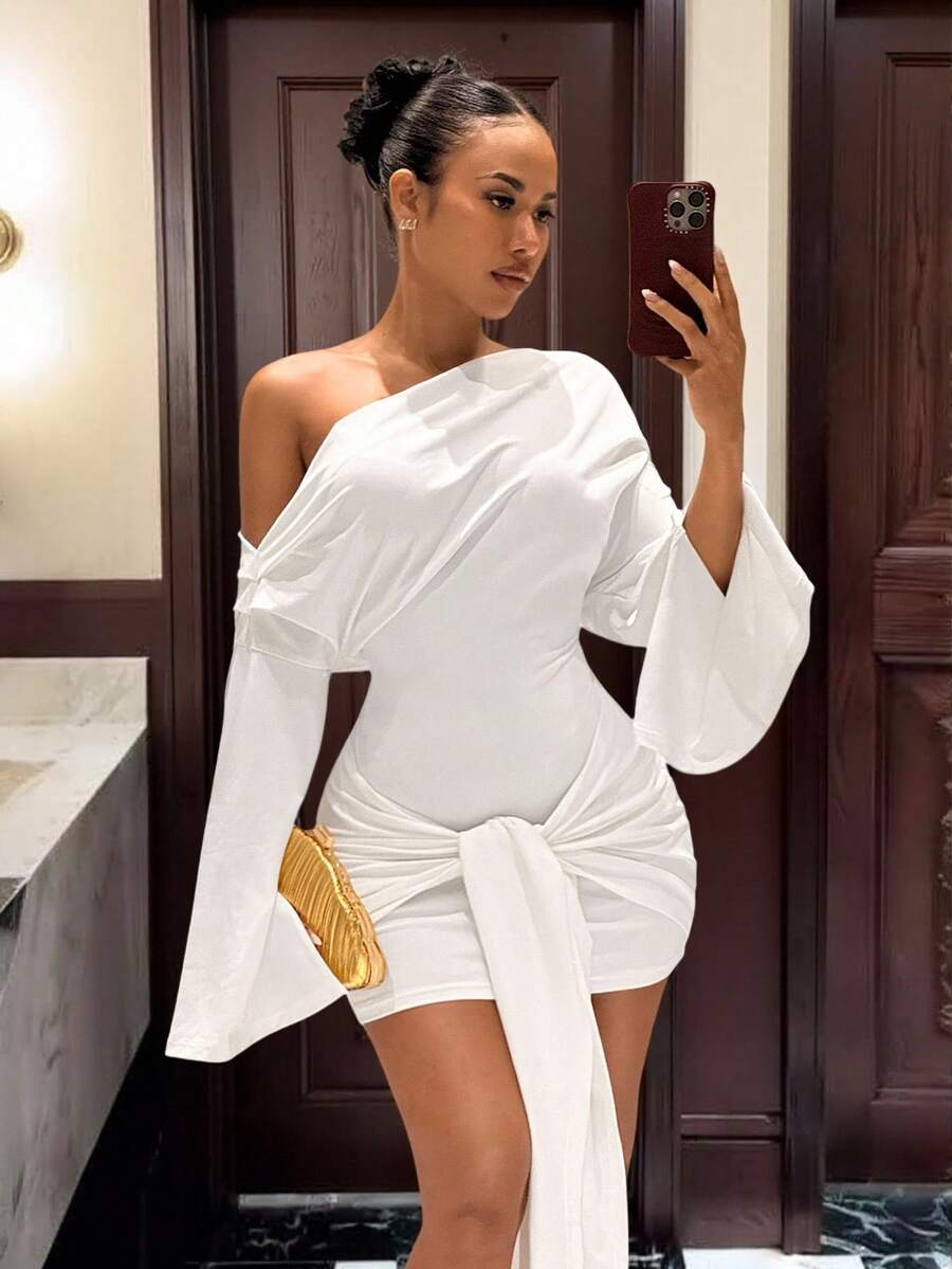 Slaydiva 新款休闲度假风不对称肩部宽松喇叭袖腰带白色女式短裙