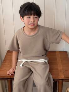 Dazy Kids Bộ đồ thường ngày cho bé trai, gồm áo thun tay ngắn raglan màu trơn và quần ống đứng có dây rút eo, thích hợp cho mùa xuân, hè và thu. - Màu Khaki - Xem 3