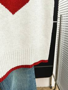 SHEIN Franclia Áo vest dệt kim họa tiết trái tim phối màu yến mạch mới, cổ tròn viền đỏ, dáng rộng thoải mái, chất liệu dệt kim mềm mại, họa tiết jacquard trái tim phối màu tương phản, không tay, phong cách trẻ trung ngọt ngào, điểm nhấn trái tim cổ điển, thích hợp mặc thường ngày vào mùa xuân, đi học, hẹn hò, hoặc mặc hàng ngày, một món đồ đa năng, họa tiết trái tim tạo thêm sự sống động, màu sắc tương phản bắt mắt, dáng rộng tôn dáng, mang đến cảm giác thoải mái, dịu dàng kiểu Hàn Quốc, có thể mặc cùng áo sơ mi để thêm phần ngọt ngào, phối với chân váy xếp ly để thêm phần đáng yêu, hoặc phối với quần jeans để tạo nên sự kết hợp ngọt ngào và cá tính. - trắng - Xem 4