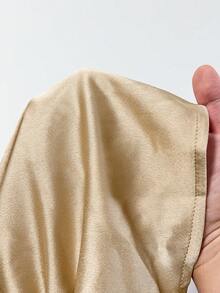 Franclia 这款高品质缎面和醋酸纤维缎面短袖衬衫，领口饰有纽扣和褶裥，肩部线条流畅，修身显瘦。这款女士缎面衬衫适合夏季、春夏及其他季节穿着。它也是一款性感短袖上衣，尤其适合春夏穿着。另有金色款可选。适合夏季、春季、复活节、节日、派对、海滩、婚礼、毕业典礼、外出、舞会、生日等场合，尽显优雅气质，适合度假、休闲、奢华、运动、正式场合、毕业季穿着，时尚休闲通勤装、商务办公装、百搭时尚日常休闲装、都市教师职业装。 - 卡其色 - 查看 4